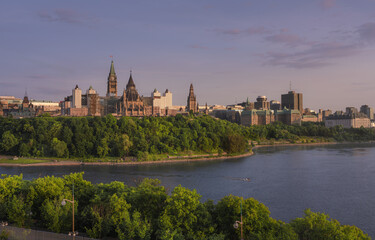 Obraz premium Ottawa skyline with Parliament Hill and Ottawa River at sunset - Ottawa, Ontario, Canada