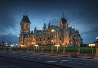 Obraz premium East Block of the Canadian Parliament Illuminated at night on Parliament Hill - Ottawa, Ontario, Canada
