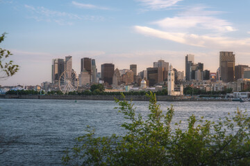 Obraz premium Montreal skyline with the Old Port and downtown at sunset - Montreal, Quebec, Canada