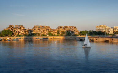 Obraz premium Habitat 67 and Saint Lawrence River at sunset - Montreal, Quebec, Canada