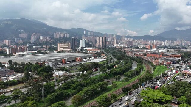 Video A&eacute;reo efectuado desde el sur de el Valle de Aburr&aacute;, espec&iacute;ficamente en el Municipio de Medell&iacute;n, Cerca del r&iacute;o con el mismo nombre.