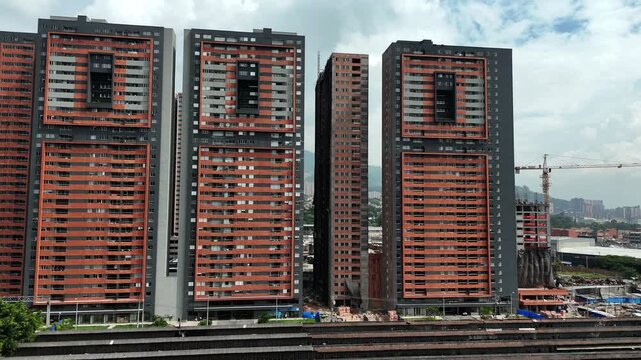 Video a&eacute;reo en el que se aprecia un complejo de apartamentos, relativamente nuevo, constru&iacute;do sobre predios que antes eran de una reconocida empresa textilera de Medell&iacute;n.