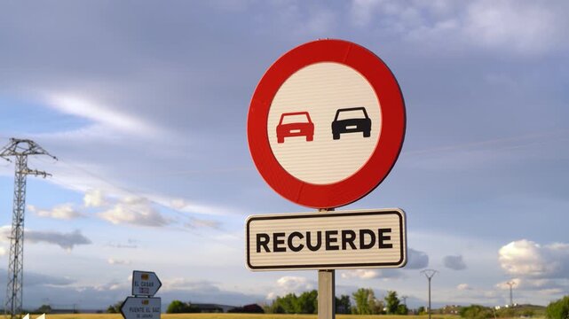 Detalle de una se&ntilde;al de tr&aacute;fico que no permite adelantamientos en un determinado tramo de una v&iacute;a. Madrid, Espa&ntilde;a, mayo de 2026.