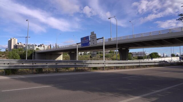 Coches pasando en una autov&iacute;a de Madrid, Espa&ntilde;a, mayo de 2026.