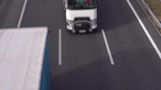Detalle de una autov&iacute;a de tres carriles con coches pasando. Madrid, Espa&ntilde;a, mayo de 2026.