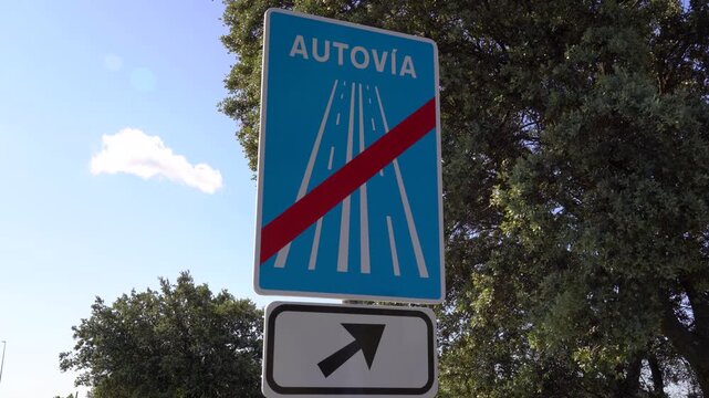 Se&ntilde;al de tr&aacute;fico de "FIN DE AUTOV&Iacute;A" en una carretera comarcal de Madrid, Espa&ntilde;a. Mayo de 2026.