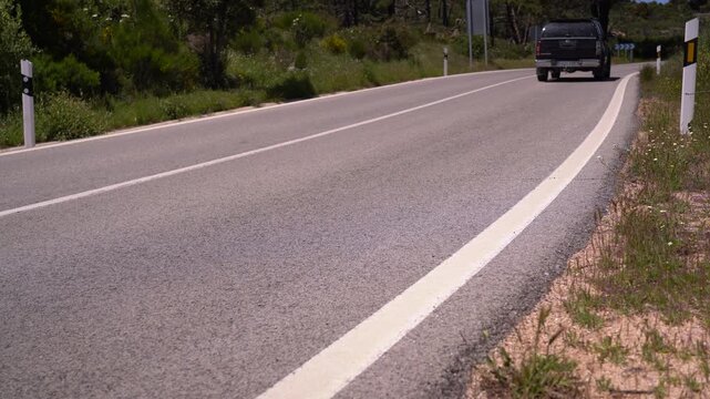 Detalle de una carretera comarcal de doble sentido y arcenes estrechos. Madrid, Espa&ntilde;a, mayo de 2026.