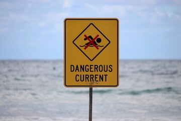 Dangerous current sign at the beach © Theo Clark Media