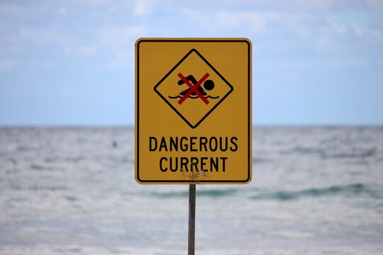 Dangerous current sign at the beach