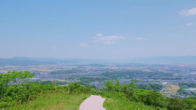 基山草スキー場の斜面から見下ろす鳥栖・小郡の街並みと広大な空（佐賀県）