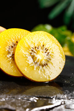 Fresh Golden Kiwi Fruit Slices with Heart Pattern - New Zealand Imported Tropical Fruit