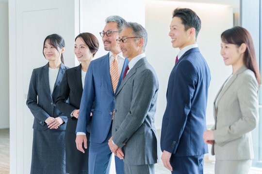 整列するビジネスパーソンの横顔
