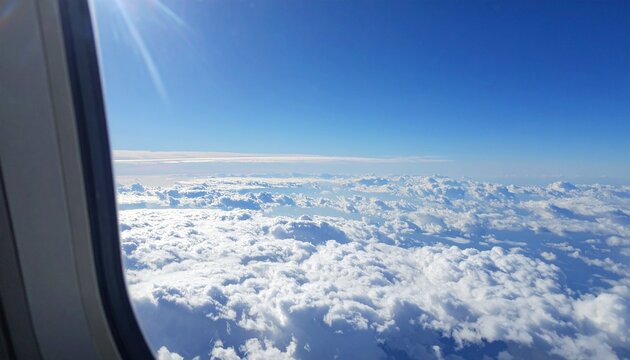 飛行機の窓から見下ろす広大な雲海と夏の青空の背景バナー コピースペース付き、幻想的な雲の上の風景