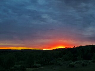 Obraz premium Dramatic fiery sunset over rural Pennsylvania