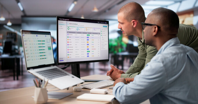 HR Manager Uses Digital Software To Track Employee Performance