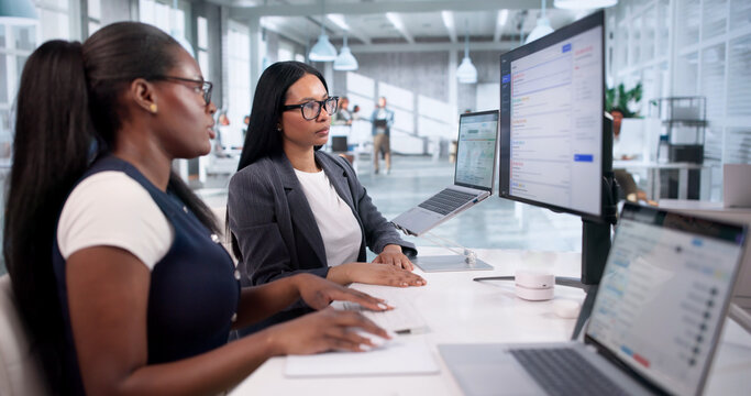 IT Support Specialists Collaborate Efficiently Managing Service Tickets