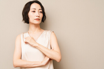 Fototapeta premium ポージングをするショートヘアの女性 ビューティイメージ