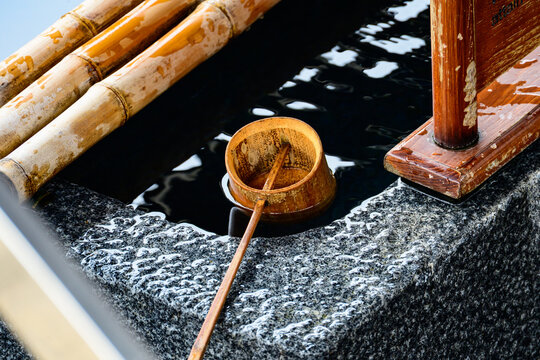 Traditional washing pool and bamboo water ladle at the gate of Xiamen Nanputuo Temple. Simple rustic utensils embody classical Buddhist ritual culture.