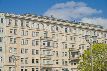 Fototapeta premium Wohnhäuser, DDR-Architektur unter Denkmalschutz, Karl-Marx-Allee, Friedrichshain, Berlin, Deutschland