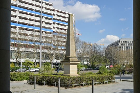 Null-Meilens&auml;ule, Plattenbau, Wohnhaus, Marion-Gr&auml;fin-D&ouml;nhoff-Platz, Leipziger Stra&szlig;e, Mitte, Berlin, Deutschland