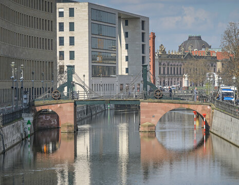 Jungfernbr&uuml;cke, Spreearm am Kupfergraben, Mitte, Berlin, Deutschland