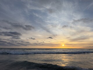 Obraz premium A beautiful, minimalist seascape showcasing a tranquil and calming colorful sunset sky over the vast, glass-like horizon of the Pacific Ocean in Carlsbad, California.