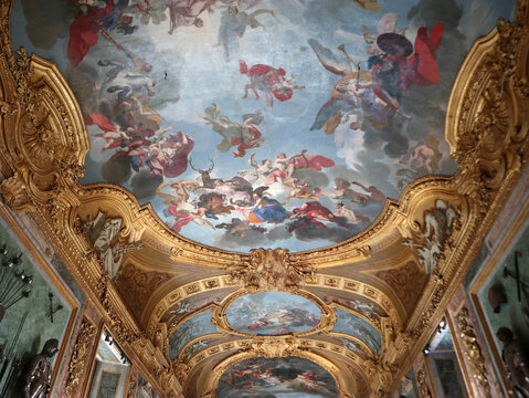 Maestoso soffitto affrescato barocco con stucchi dorati e scene mitologiche all'interno della Galleria Beaumont dei Musei Reali di Torino