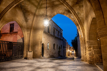 Rue des chevaliers de nuit , Rhodes medieval © JJfoto