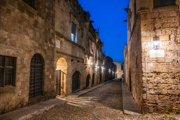 Rue des chevaliers de nuit , Rhodes medieval © JJfoto