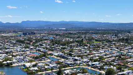 Obraz premium Aerial View of Broadbeach Waters Residential Neighborhood and Distant Mountains