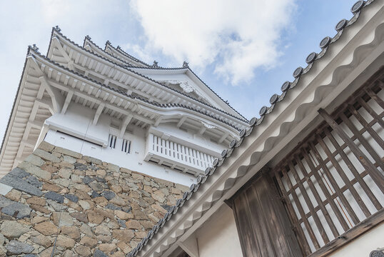 姫路城の大天守を仰ぎ見る土塀と石垣の重層的な建築美、歴史を感じる白亜の城郭風景/Multi-layered Architectural Beauty of Earthen Walls, Stone Walls, and the Grand Keep of Himeji Castle