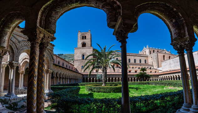 Benedictine cloister, Santa Maria la Nuova Cathedral, Arab-Norman style architecture, 12th century, Monreale, Sicily, Italy, Europe