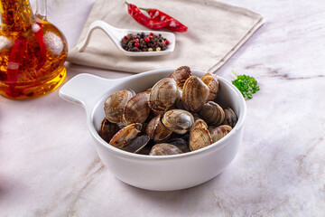 Steamed vongole clams with spices © Andrei Starostin