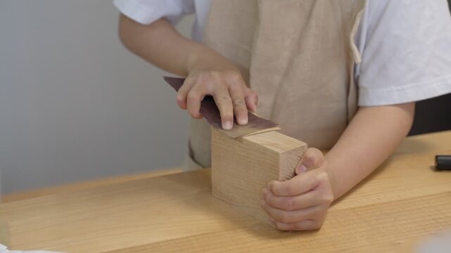 紙やすりで木材を研磨する子供（工作・DIY）