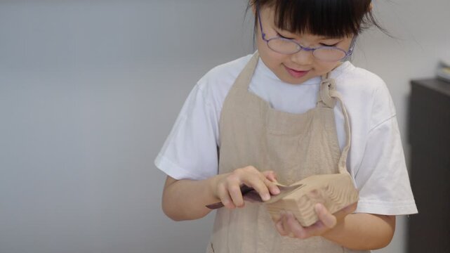 紙やすりで木材を研磨する子供（工作・DIY）