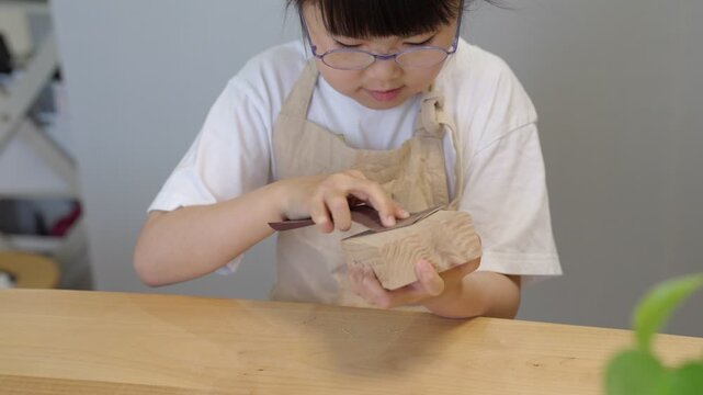 紙やすりで木材を研磨する子供（工作・DIY）