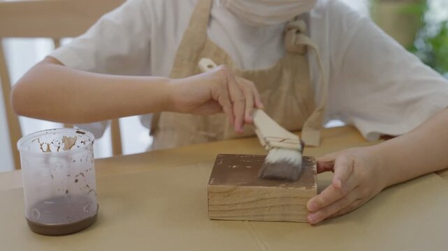 DIYでペンキを塗る子供