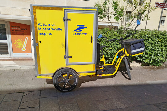 V&eacute;lo remorque du facteur La Poste