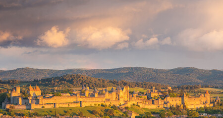 Obraz premium La cité médiévale de Carcassonne au coucher du soleil en France
