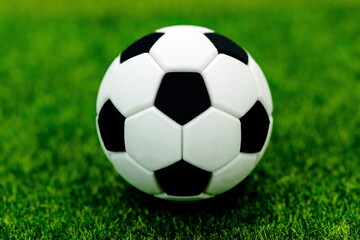 Fototapeta premium Pallone da calcio su campo erboso 