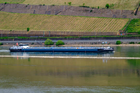 Bingen am Rhein, Deutschland &ndash; 02.05.2026: Das Schweizer Binnenschiff AQUA IMPULS auf dem RHEIN in H&ouml;he von Bingen am Rhein