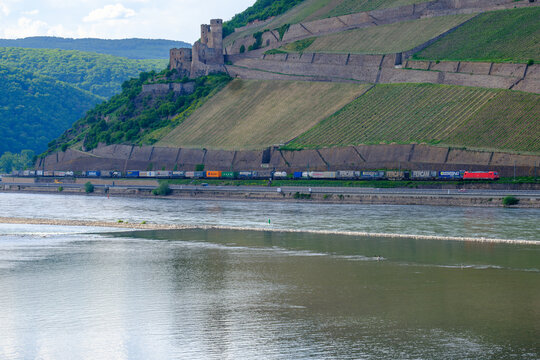 Bingen am Rhein, Deutschland &ndash; 02.05.2026: G&uuml;terzug der DEUTSCHEN BAHN mit verschiedenen Containern und Tankcontainer am Rhein vor der Burg Ehrenfels in H&ouml;he Bingen am Rhein