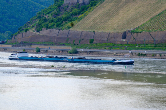 Bingen am Rhein, Deutschland &ndash; 02.05.2026: Das Niederl&auml;ndische Binnenschiff  SAMARY auf dem RHEIN in H&ouml;he von Bingen am Rhein