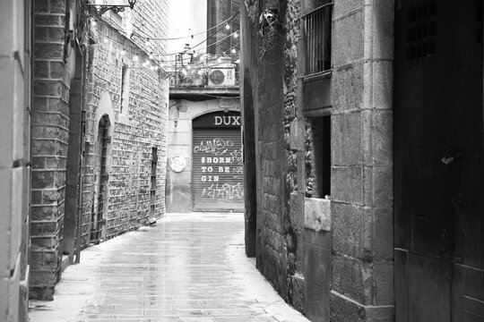 Imagen de un callej&oacute;n en blanco y negro de la ciudad de Barcelona