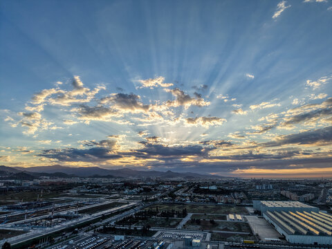 Nubes y rayos del sol