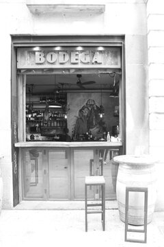 Imagen en blanco y negro del exterior de una bodega t&iacute;pica catalana