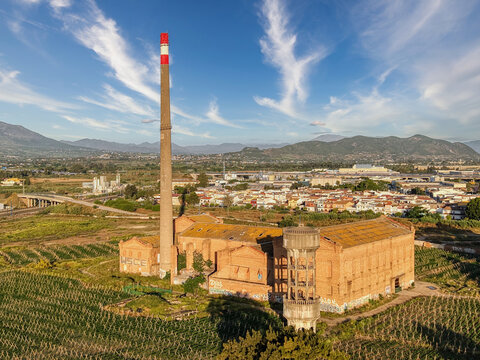 Antigua F&aacute;brica El Tarajal con nubes