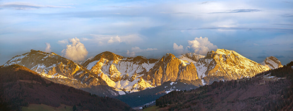 Panoramic view of the steep, dramatic peaks in the Glarus Alps region, Glarus,  Switzerland