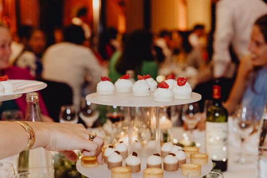 D&eacute;gustation de mini desserts au centre de la table 