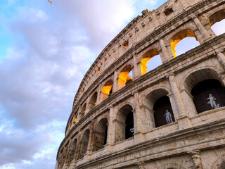 Fototapeta premium Marveling at the grandeur of the Colosseum at dusk, where the ancient meets the evening sky in Rome